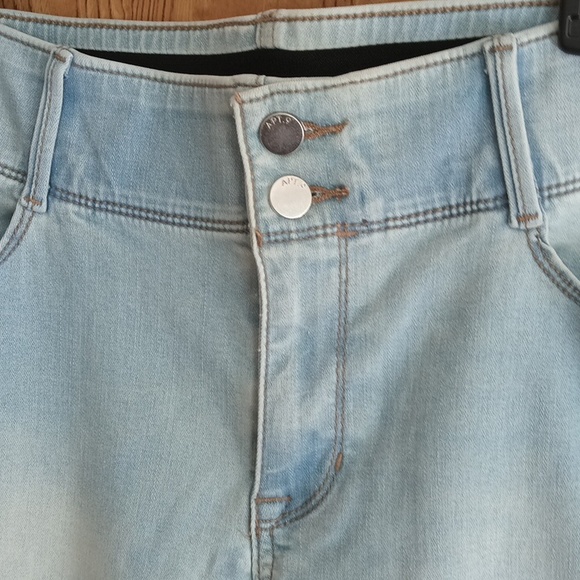 APT. 9 Women's blue/ white Capri jeans. - Picture 3 of 8